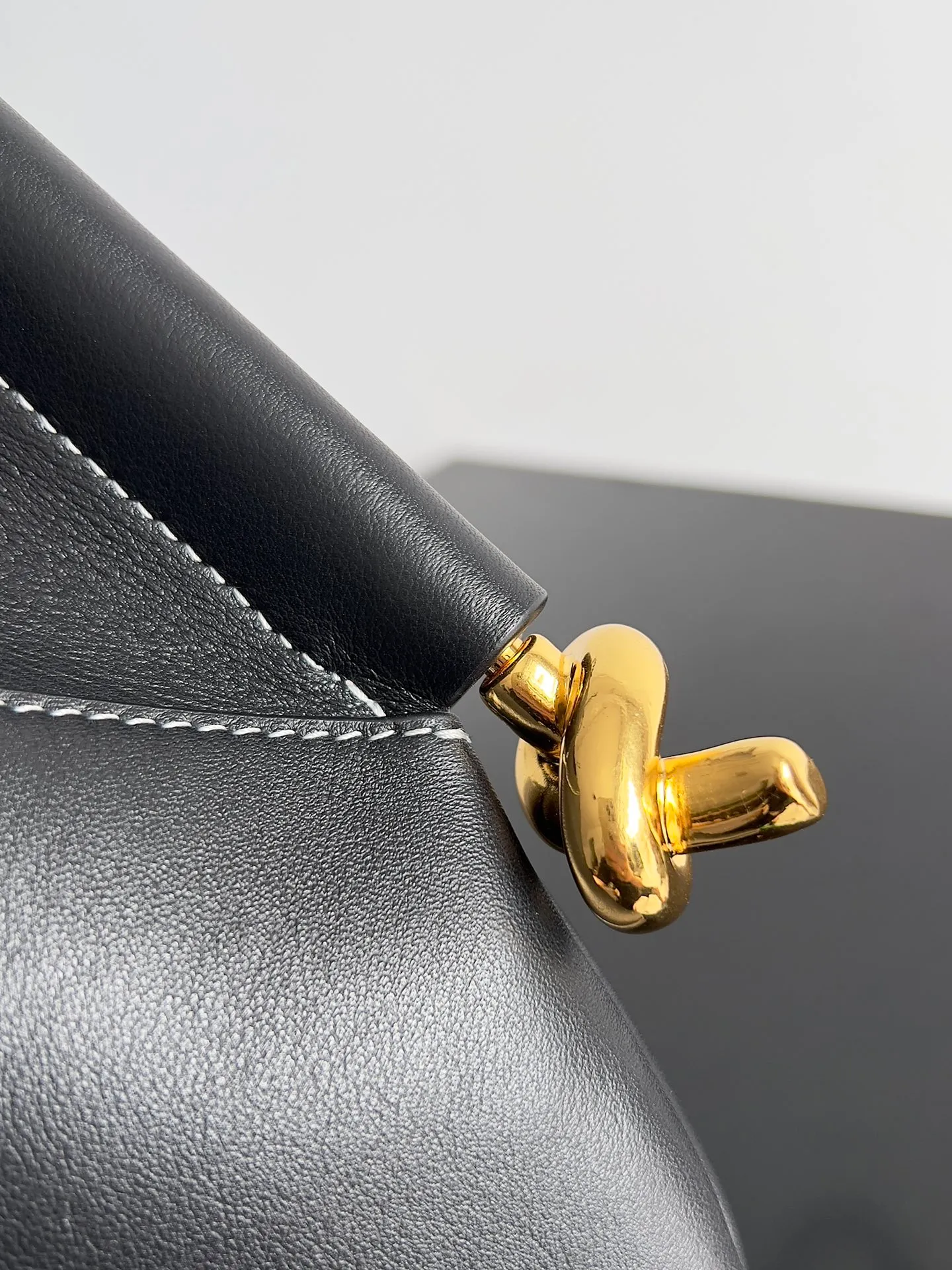 Batch 1720 BOTTEGA VENETA new women's small SOLSTICE shoulder bag. The name is enough, no logo is needed to show personality and high-end texture. Calfskin leather has not been washed, retaining the natural appearance of pure handcrafting and fine texture. Single removable interior zip pocket with leather cord-buckle fastening and suede lining. The style is simple, elegant and high-end, and will be the first choice of many people. Style number: 799522 Size: 30*26*2cm